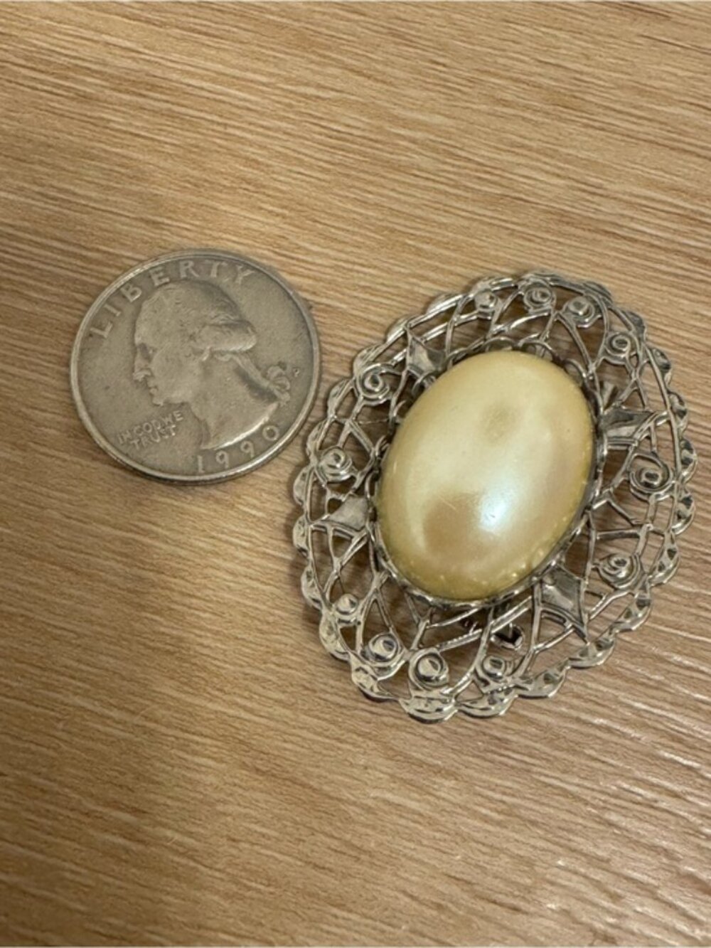 â¨đ¤VTG 70s Womenâs Silver Pearl Filigree Scrollwork Border Whimsy Brooch Pin